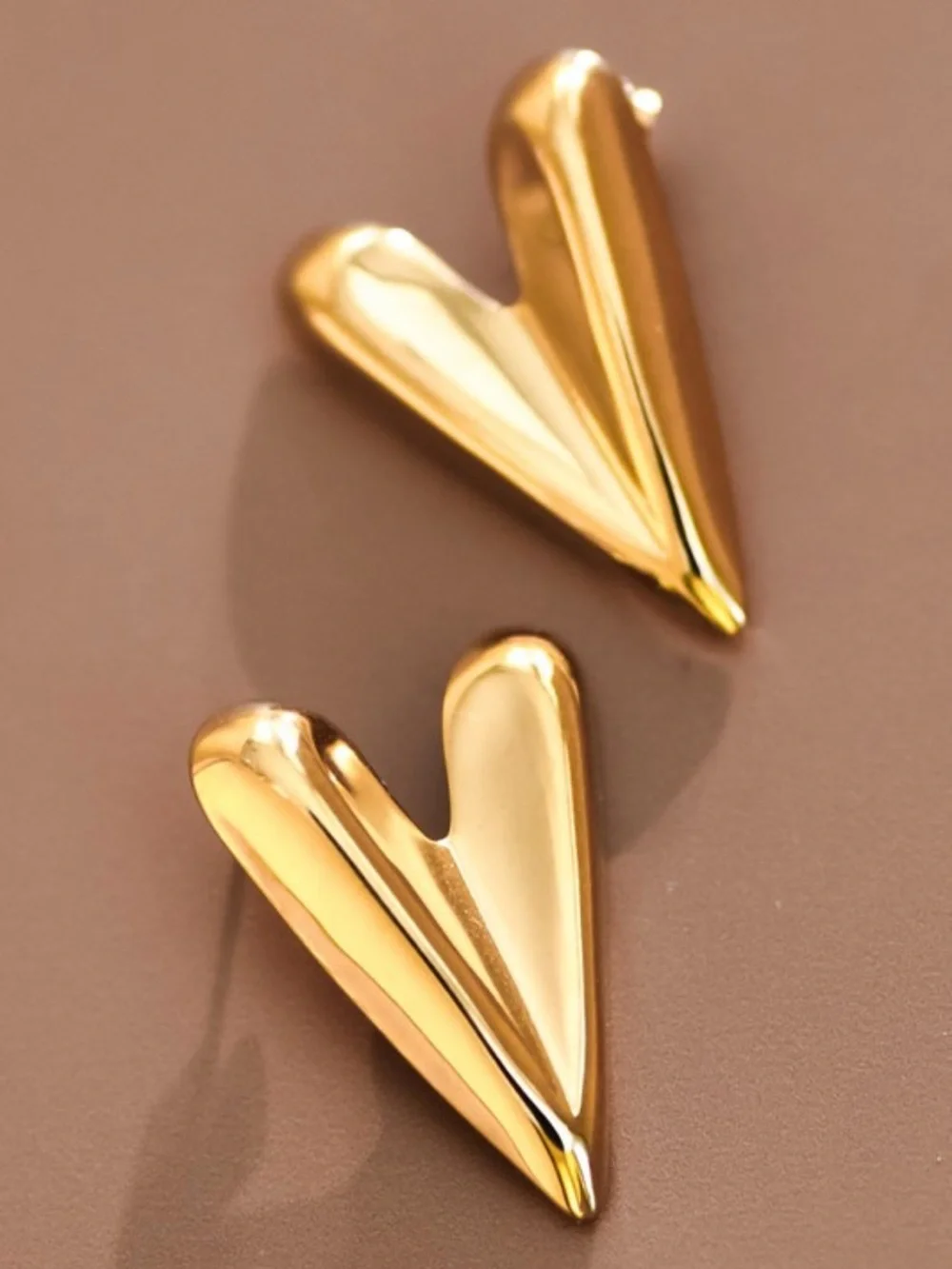 656. 18K gold heart earrings
